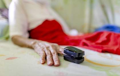 Pacientes em isolamento domiciliar recebem oxímetro e orientação em Araçatuba