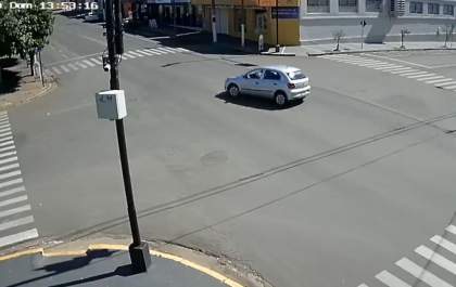 Motorista bêbado perde controle a bate em uma árvore. Veja o vídeo