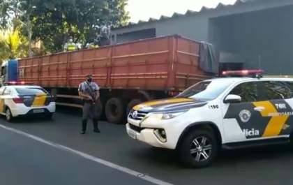 Motorista de caminhão com 1,4 tonelada de maconha foge durante abordagem
