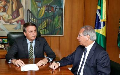 Bolsonaro prorroga novamente programa de redução de salários e jornada