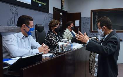 “A senhora fugiu do pau, fugiu da votação e foi autoritária”, diz Cláudio sobre decisão de Tieza