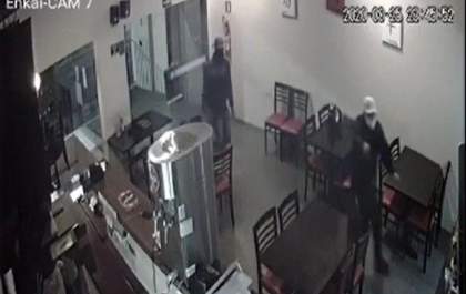 Assaltantes rendem funcionários de restaurante e levam dinheiro, celular e documentos