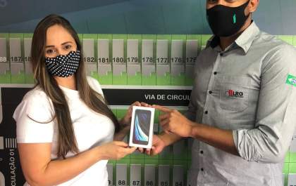 Kelly Gazolla ganhou o Iphone SE sorteado pela LRG