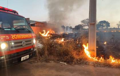 Terreno baldio no Montanine é incendiado na tarde desta quinta (27)