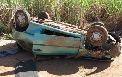Ladrão de carros capota durante fuga