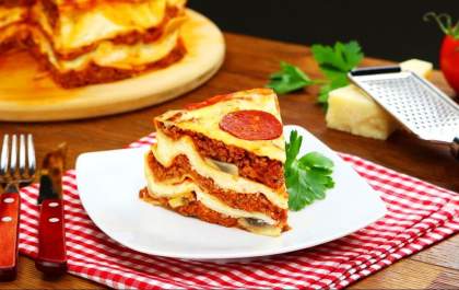 Equipe da Pizzaria da Mama ensina uma receita incrivel de lasanha de pizza. Confira!