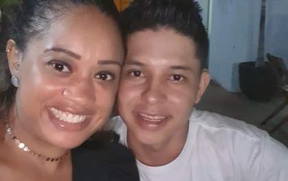 Pedagoga de TL faz pedido de casamento em restaurante