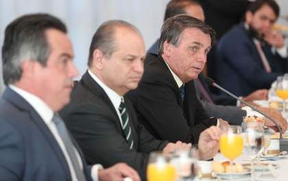 Auxílio emergencial será de R$ 300 até o fim do ano