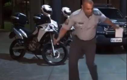 Capitão da PM dança em live e viraliza nas redes sociais