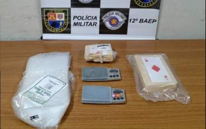 Baep prende dois e apreende 1,5 kg de pasta base de cocaína