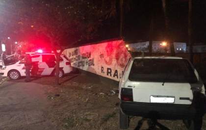 Comerciante fica gravemente ferido ao ter moto atingida por carro de adolescente