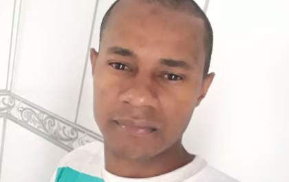 Motociclista morre após colisão com árvore em avenida