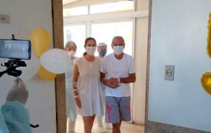 Casal com covid-19 completa bodas de ouro em hospital e ganha comemoração