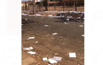Transportadora despeja documentos em rua de TL