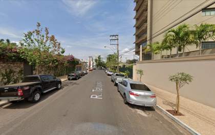 Motorista é detido após bater carro em árvores e lixeira