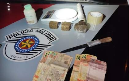 Força Tática prende traficante durante tentativa de fuga após vender maconha a casal