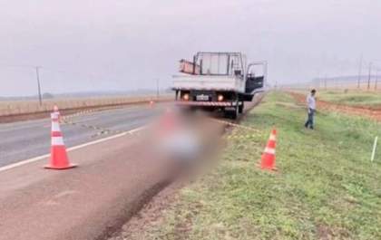 Rapaz de 23 anos morre após cair de cabine de caminhão