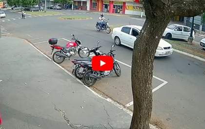 Imagens mostram criança sendo atropelada por carro em avenida