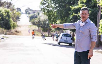 Guto Marão segue a rota das ruas sem asfalto. `Uma vergonha faltar tão pouco e nada fazer´.
