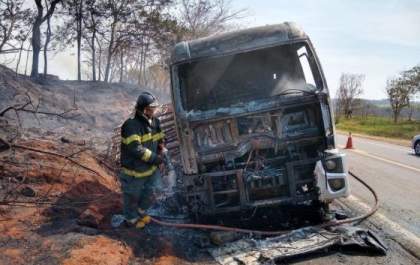 Caminhão pega fogo após passar ao lado de incêndio