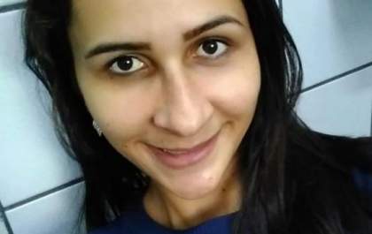 Homem mata a ex-companheira a facadas e foge com filho do casal