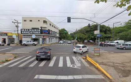 Justiça solta homem preso após danificar retrovisor de carro em semáforo
