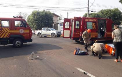 Acidente entre carro e moto deixa jovem ferida
