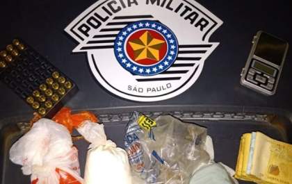 Jovem preso pela PM tinha drogas, munição furtada e R$ 5,2 mil em dinheiro vivo