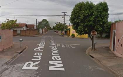 Jovem fica gravemente ferido ao bater moto em furgão em cruzamento no Hilda Mandarino&nbsp;