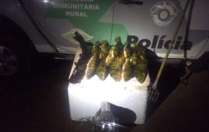 Polícia Ambiental flagra pesca irregular de 13 peixes durante fiscalização no Rio Paraná e multa pescadores