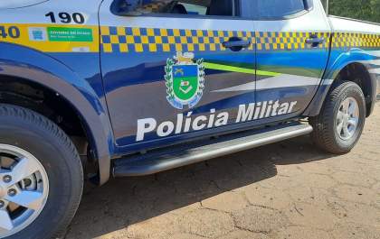 Homem e mulher brigam na rua e arremessam blocos de concreto um contra o outro, acabam na delegacia