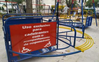 Praça Dr. Gama, em Birigui, ganha brinquedos acessíveis