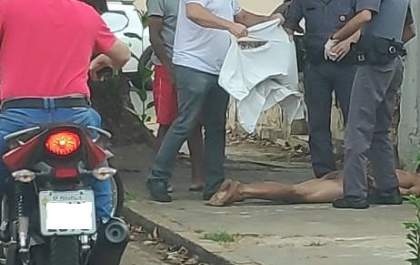 Jovem é detido após ser flagrado correndo pelado na rua