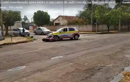 Carro de auto escola bate em moto na Rua Orestes Prata Tibery