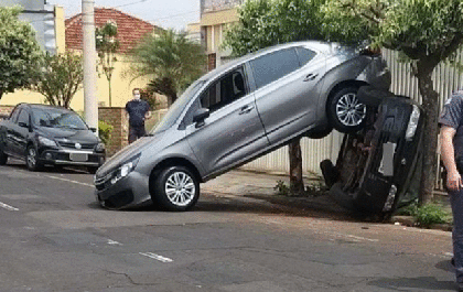 Idoso erra manobra e tomba veículo estacionado
