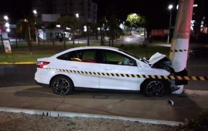 Casal fica ferido após carro bater em poste na rotatória da avenida Brasília