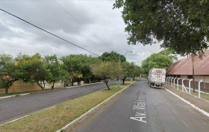 Bandidos rendem motorista de caminhão e roubam caixas de leite