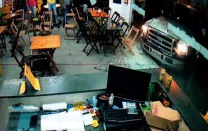 Justiça marca audiência de empresário que prensou dona de bar na parede com caminhonete
