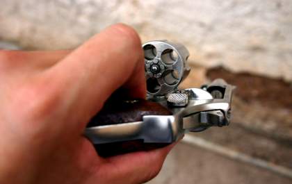 Casal é preso após disparos de arma de fogo durante discussão