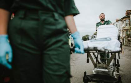 Três ficam feridos após carro bater em loja na Fundadores