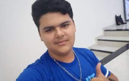 Adolescente morre após receber choque elétrico devido usar celular enquanto carregava