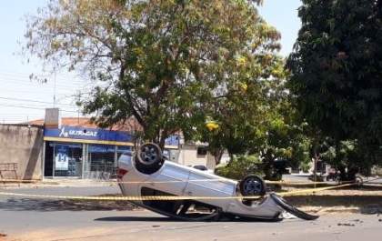 Motorista fica ferido em capotamento em avenida