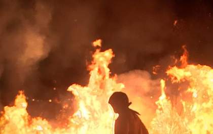 Bombeiros combatem incêndio em vegetação nos fundos do Shopping