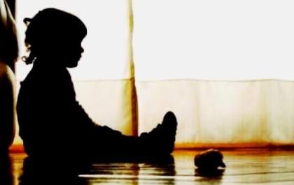 Mulher é acusada de deixar filhos de 5 e 7 anos sozinhos em casa