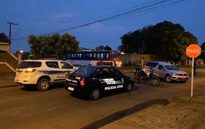 Jovem teria perdido o controle da moto antes de cair embaixo de ônibus