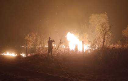 Bombeiros estão há dois dias tentando conter incêndio florestal