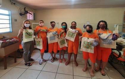Detentas de Três Lagoas confeccionam kits para crianças internadas no Hospital Auxiliadora