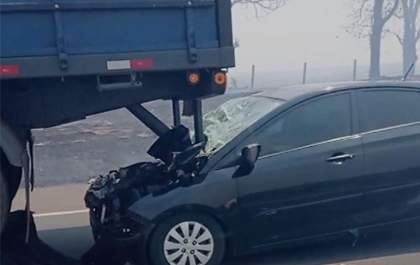 Médico fica ferido ao bater carro em caminhão por causa de fumaça de incêndio