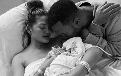 Filho da modelo Chrissy Teigen morre após o parto