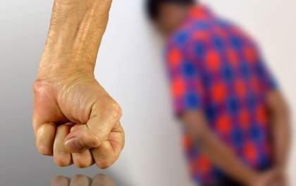 Mãe apanha do marido ao tentar defender filho de agressão